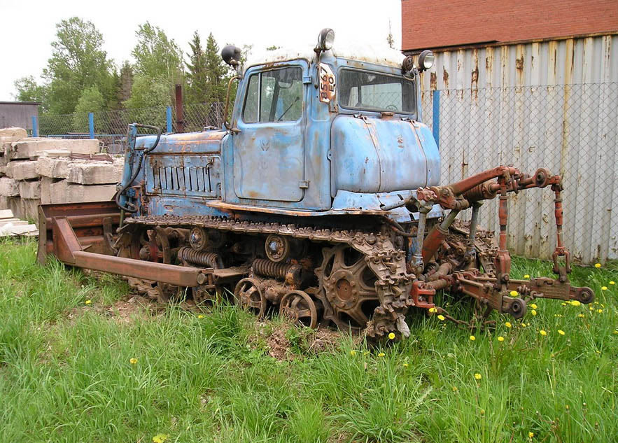 Купить трактор дт75. Трактор ДТ 75 казахстанец. ДТ-75 трактор гусеничный. Трактор гусеничный ДТ-75 казахстанец. Трактор ДТ-75м.