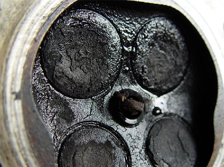 Почему клапана в масле. Головка ВАЗ 1118 нагар в камере сгорания. Эндоскопия двигателя задиры. Отложения в двигателе. Нагар в камере сгорания.